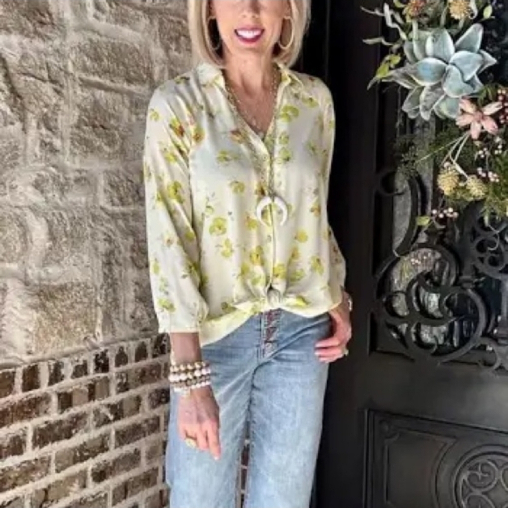 Cabi Go-to-blouse Spring 2023 flower floral light pastel muted yellow Sz S EUC - Picture 3 of 14